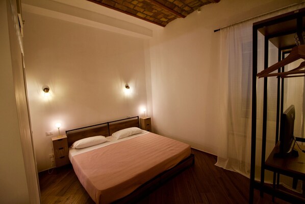 2 chambres, coffres-forts dans les chambres, fer et planche à repasser