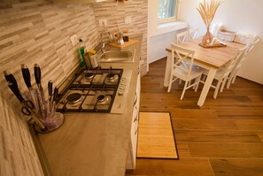 Geladeira, micro-ondas, cooktop, cafeteira/chaleira