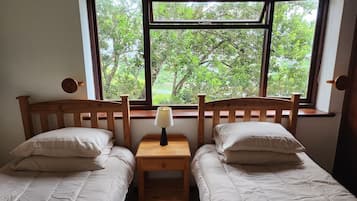 3 quartos, escrivaninha, ferros/tábuas de passar roupa