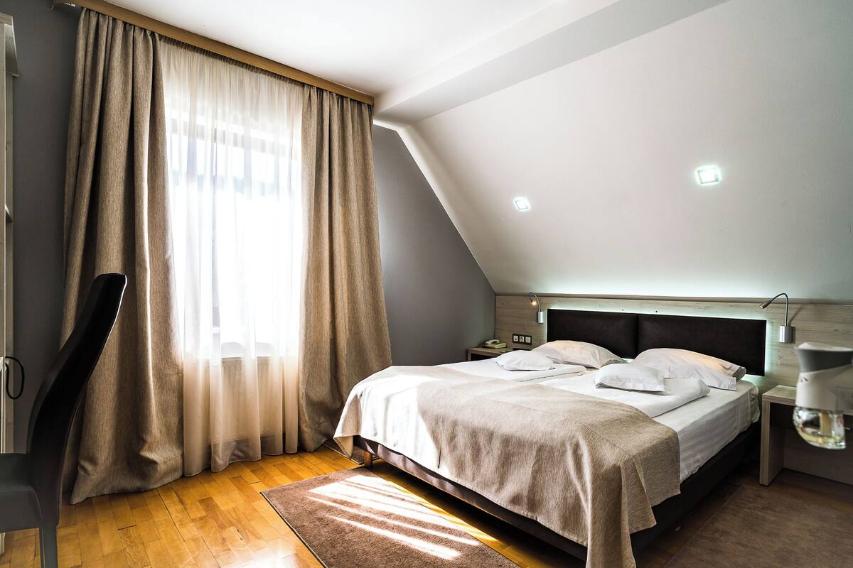Superior Double Room | Desk, WiFi (free), bed sheets