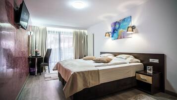 Superior kamer, 1 twee- of 2 eenpersoonsbedden, balkon | 1 slaapkamer, een bureau, gratis wifi, beddengoed