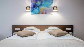 Habitación superior con 1 cama matrimonial o 2 individuales, balcón | Escritorio, wifi gratis y ropa de cama