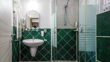 Un bagno con lavandino, specchio e doccia.