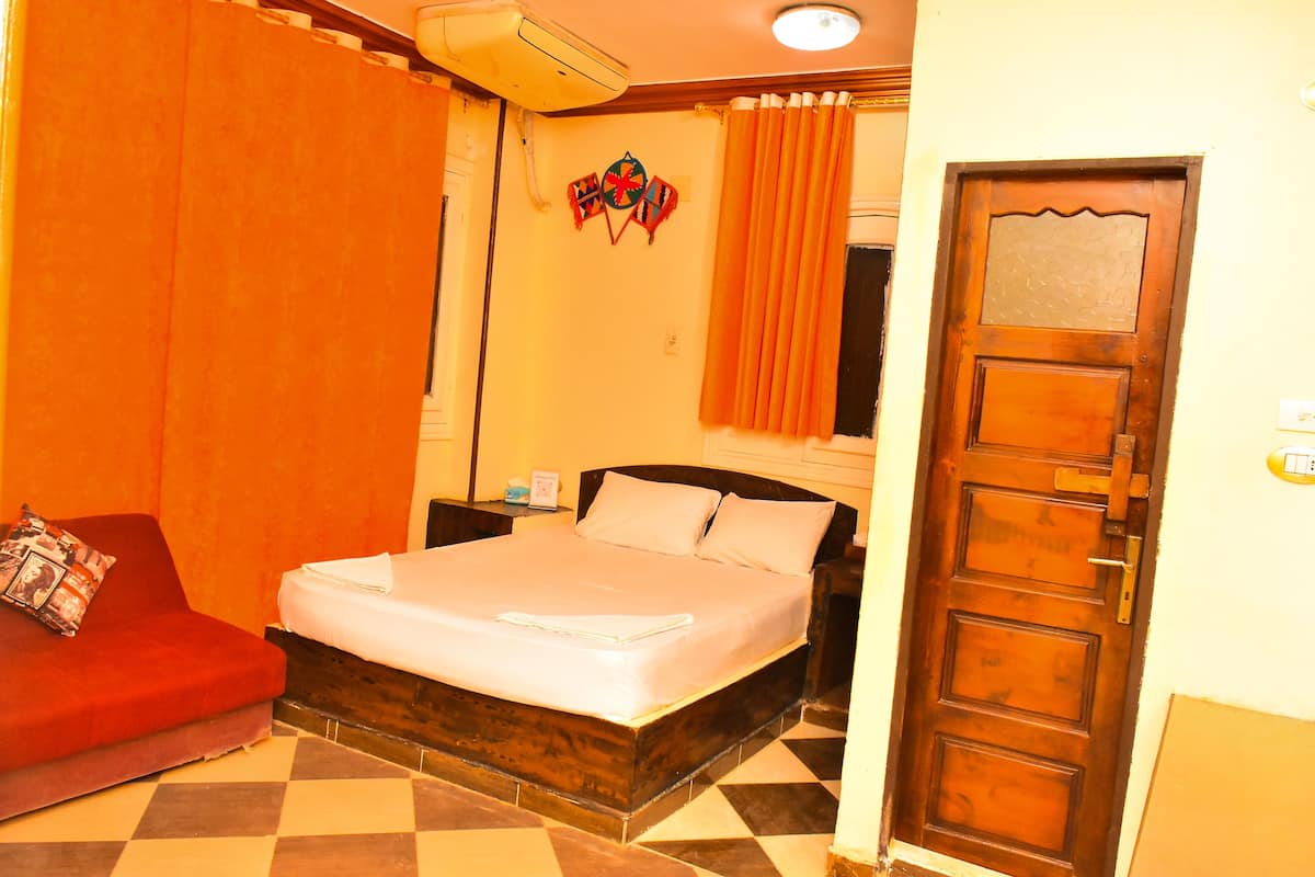 Blackout curtains, soundproofing, iron/ironing board, free WiFi