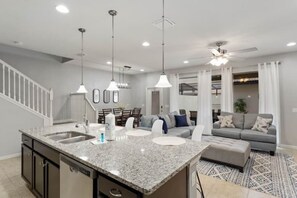 Interior - Spacious/ Near Disney/themed rooms/ private pool & game room/ resort grounds (Kissimmee)