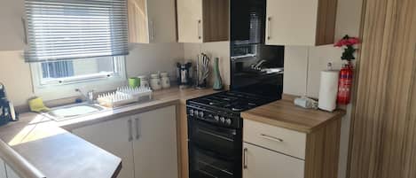 Microwave, oven, stovetop, cookware/dishes/utensils