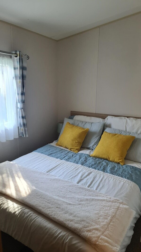 3 bedrooms, iron/ironing board, bed sheets