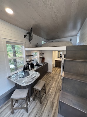 Coffee/tea maker, fridge, oven, stovetop