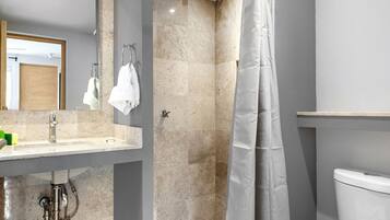 Suite Confort | Baño | Amenidades de baño gratuitas 