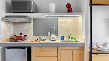 Family Suite | Private kitchenette | Mini-fridge, microwave, coffee grinder, cookware/dishes/utensils