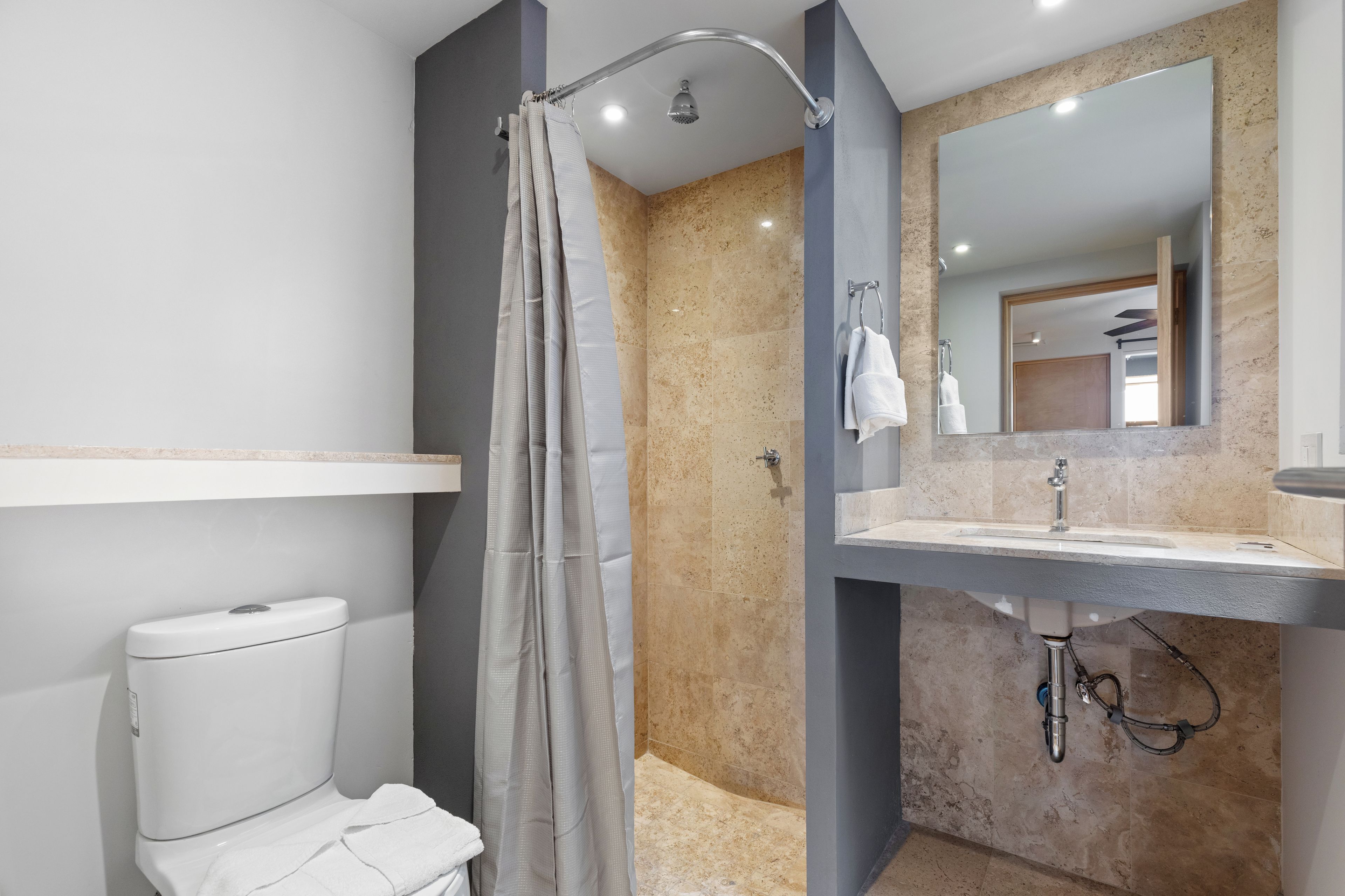Ein modernes Badezimmer mit Dusche, Toilette und Waschbecken.