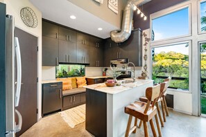 House, Multiple Beds, Balcony | Private kitchen | Fridge, microwave, oven, stovetop - Apache Glass House (Austin)