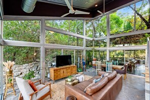 Casa, varias camas, balcón | Área de sala de estar | Televisión y chimenea