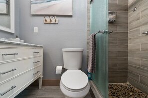 Douche, séchoir à cheveux, serviettes fournies, savon