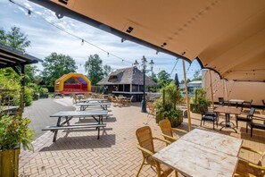 Outdoor dining - Relaxen in Mooi Vakantiehuis aan Visvijver! Huisdieren Welkom (Gramsbergen)