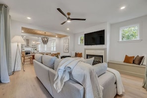 Smart TV, fireplace - Sweet Southern Song House (Nashville)