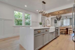Fridge, microwave, oven, stovetop - Sweet Southern Song House (Nashville)