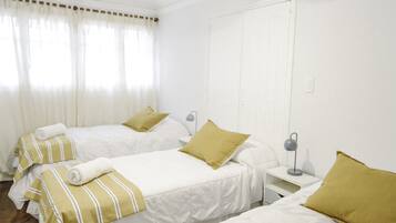 Tremannsrom – basic | Skrivebord for bærbar PC og wi-fi (inkludert)