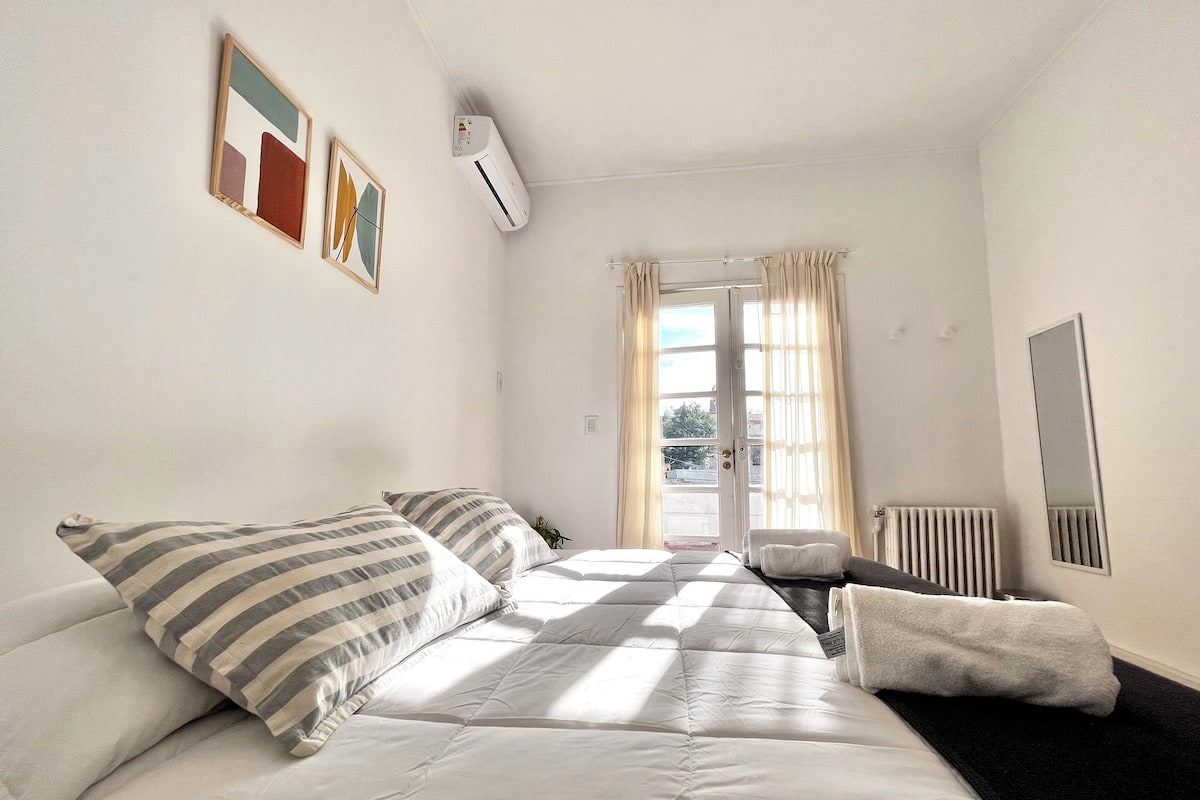 Basic Room, 1 King Bed