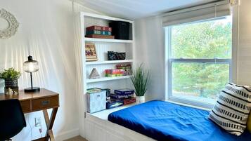 3 slaapkamers, een bureau, een strijkplank/strijkijzer, reisbedje