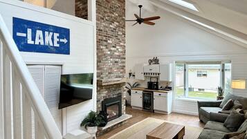 Een smart-tv en een open haard