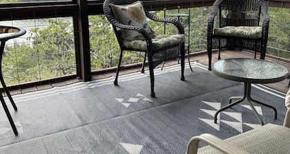 Cozy Lake Cottage with private view of Table Rock Lake and Arkansas Mountains.
