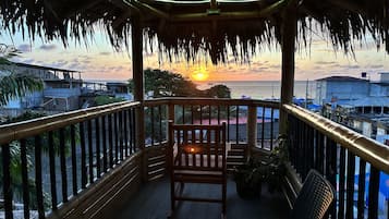 Exclusieve vierpersoonskamer, 2 tweepersoonsbedden, balkon, uitzicht op zee | Terras