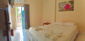 Minibar, decoración personalizada, muebles diferentes y wifi gratis 