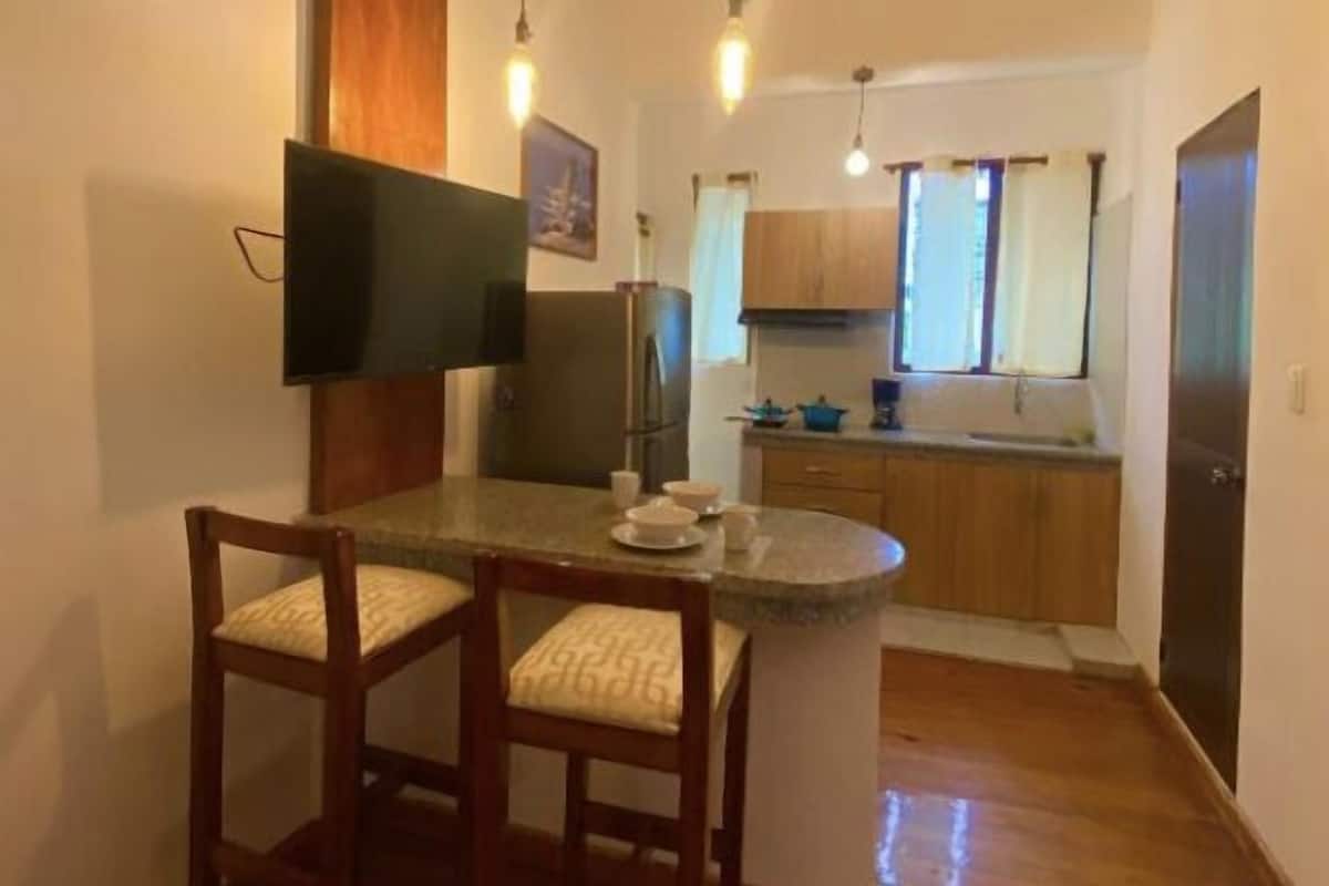 Suite familiale, 1 chambre, non-fumeur, cuisine | Aire de séjour | Téléviseur connecté de 24 po avec télévision numérique