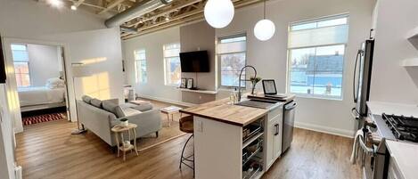 Frigorífico, microondas, horno y placa de cocina