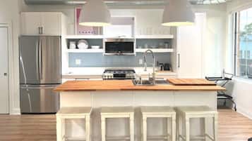 Frigorífic, microones, forn i placa de cuina