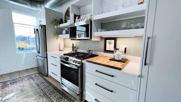 Refrigerador, microondas, horno y parrilla de estufa