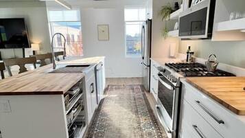 Jääkaappi, mikroaaltouuni, uuni, liesi