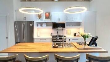 Frigorífico, microondas, horno y placa de cocina