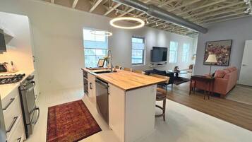 Frigorífico, microondas, horno y placa de cocina