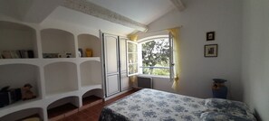 4 Schlafzimmer, Schreibtisch, Bügeleisen/Bügelbrett, Reisekinderbett