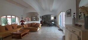 Fernseher, Kamin, DVD-Player, Bücher