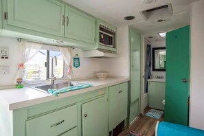 ثلاجة، محمصة خبز، خلاط، مستلزمات طهي/أطباق/أوعية