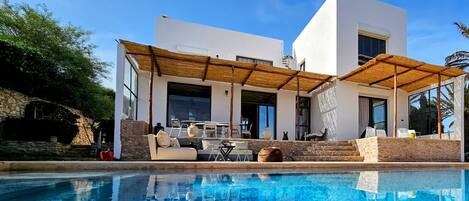 Una piscina al aire libre, una piscina climatizada