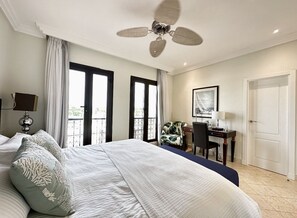 1 habitación, caja de seguridad en la habitación y escritorio