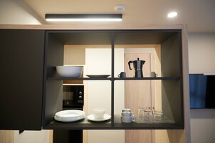 Estudio junior | Cocina privada | Frigorífico, microondas, placa de cocina y máquina de café espresso