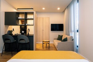 Estudio junior | Edredones de plumas, caja fuerte, mobiliario individual y escritorio