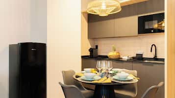 Familielejlighed - 2 soveværelser | Privat køkken | Køleskab, mikrobølgeovn, kogeplade, espressomaskine