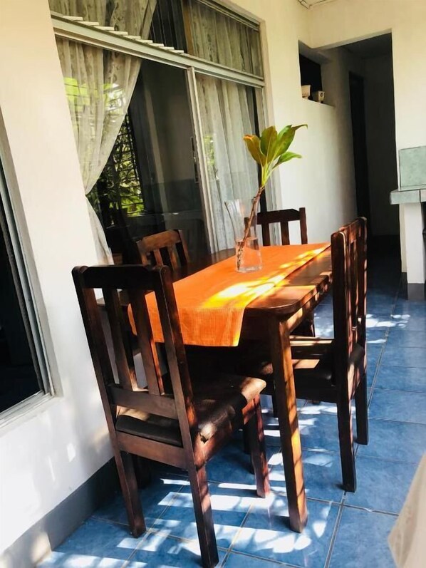 Dining - Duerme tranquilo (Desamparados)