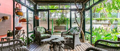 المنشأة من الداخل