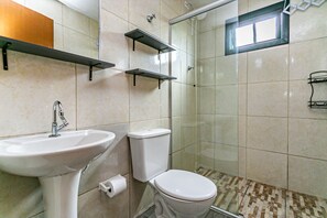 Regadera, secadora de cabello, toallas, jabón