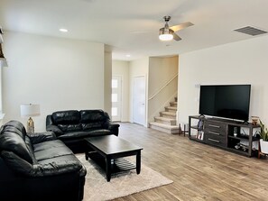 Living area - Spacious 4bd/3bath house (Pflugerville)