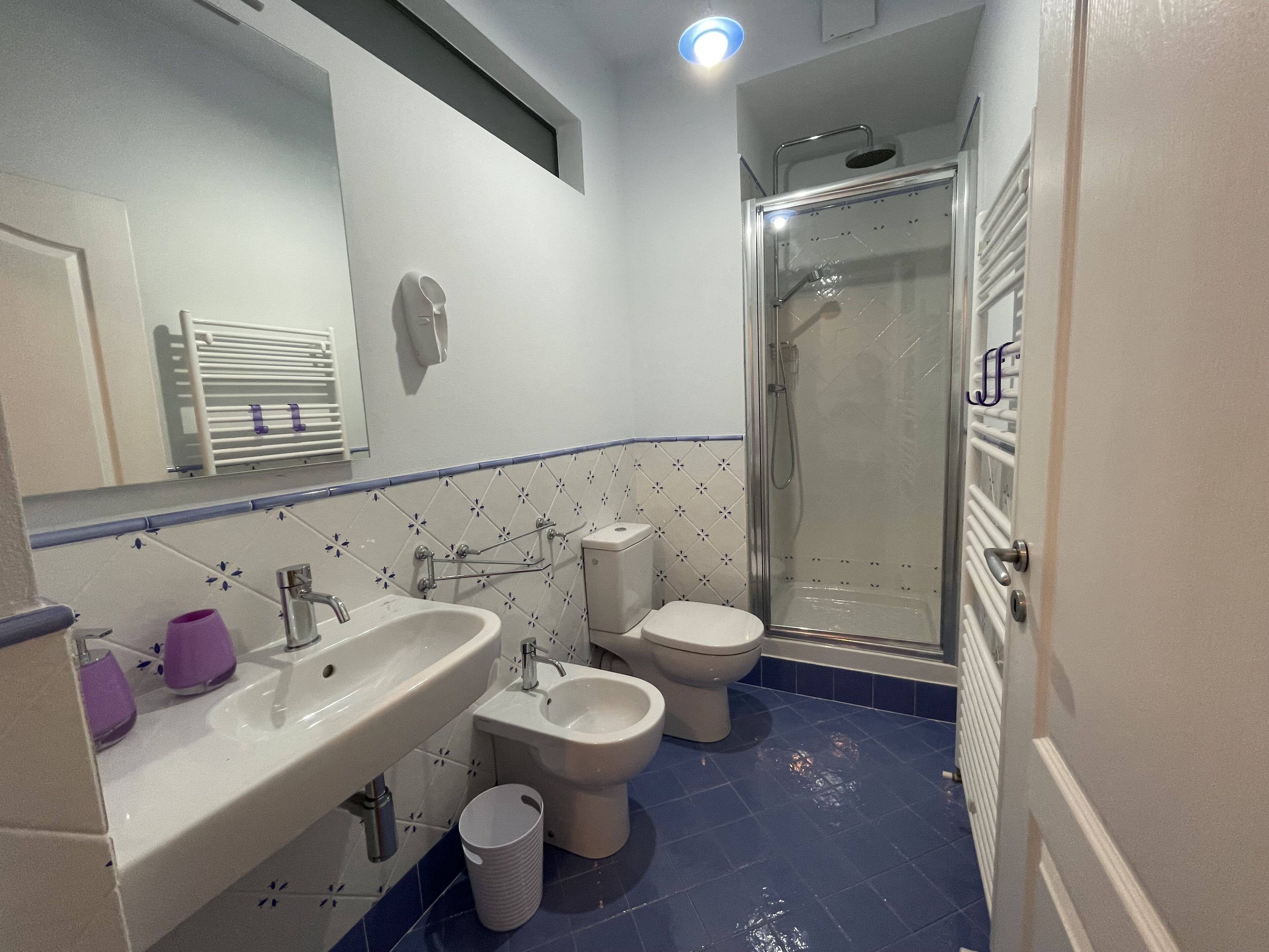 Camera Romantica | Bagno | Set di cortesia gratuito, asciugacapelli, accappatoio