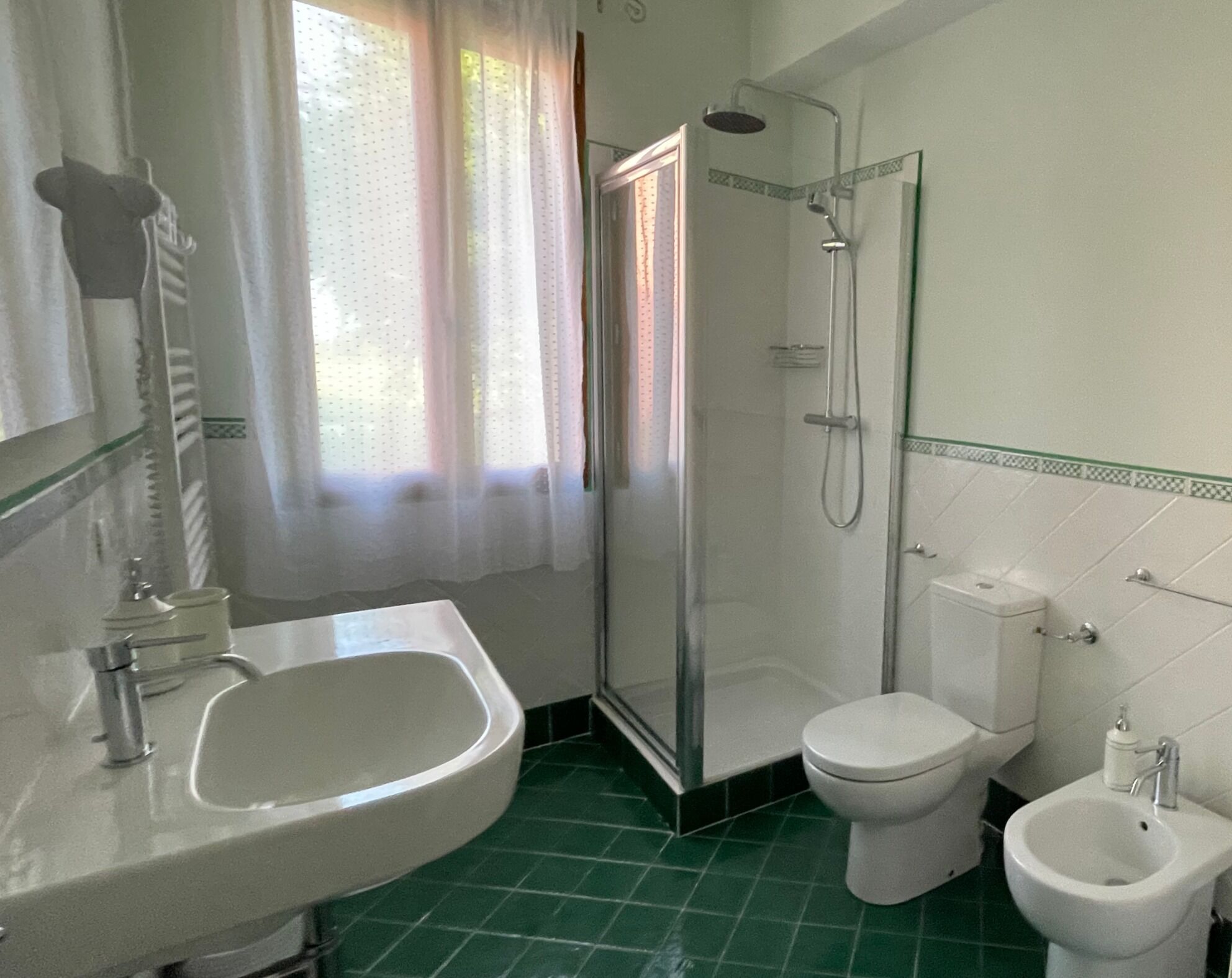 Un baño con ducha, inodoro y lavamanos.