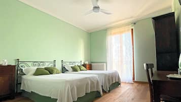 Camera | Una scrivania, postazione laptop, tende oscuranti, Wi-Fi gratuito